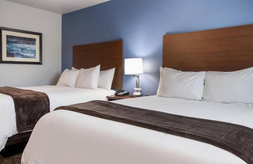 Bozeman Hotel | Unwind in Luxury: Elegant Room for Relaxation | Full Kitchen | Free Parking