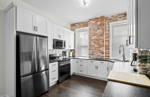 Shaw House | Unwind in Style: Spacious 7BR near Downtown & Forest Park