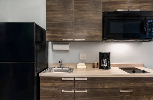 Seven Hills Hotel | Unwind in Suite w/Kitchen Near Hidden Falls Park & Amargosa Trailhead