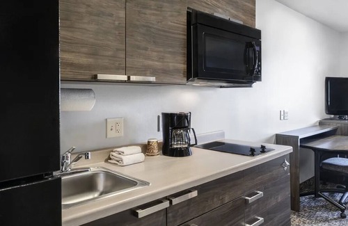 Seven Hills Hotel | Unwind in Suite w/Kitchen Near Hidden Falls Park & Amargosa Trailhead