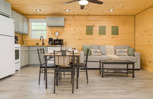 Coalmont Cabin | Unwind on Eagle Lake - Lakefront Getaway perfect for Groups!