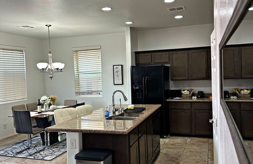 Whitney House | Up to 12 people with bubbling spa & Photo Booth FREE