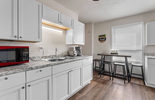 Manitowoc Apartment | Upbeat Apt on Wollmer - 1 Mile to Maritime Museum Manitowoc