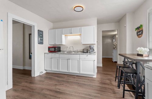 Manitowoc Apartment | Upbeat Apt on Wollmer - 1 Mile to Maritime Museum Manitowoc