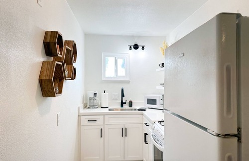 Salida Apartment | Updated 2-bedroom apartment near Kaiser & 1 mile from HWY 99