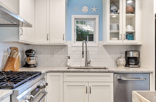 Spinnaker Beachhouses House | Updated, 3BR End Unit Spinnaker w/Beach Boardwalk Access Across Street! Amenity Cards!