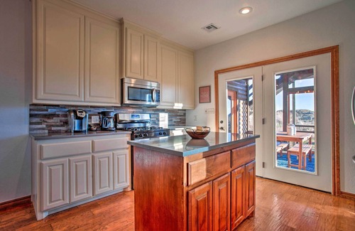 Medicine Park Cabin | Updated Cabin w/360-Degree Mtn View: 1 Mi to Lake