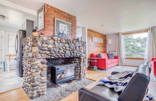 Waldport House | Updated Classic Cottage, Neighborhood Beach Access, Bay and Ocean Views!