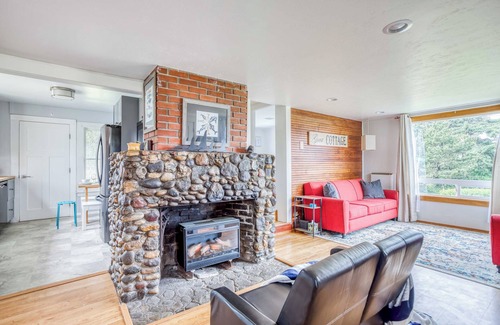 Waldport House | Updated Classic Cottage, Neighborhood Beach Access, Bay and Ocean Views!