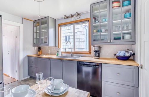 Waldport House | Updated Classic Cottage, Neighborhood Beach Access, Bay and Ocean Views!