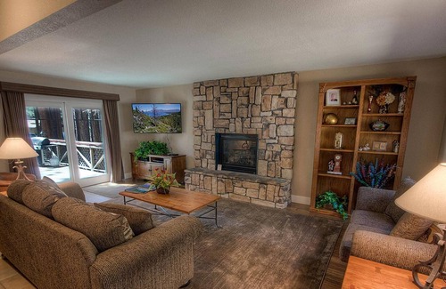 Rancho Bijou House | Updated Home, Fenced Yard, BBQ w/Deck, Fireplace, by Heavenly (HCH0682)