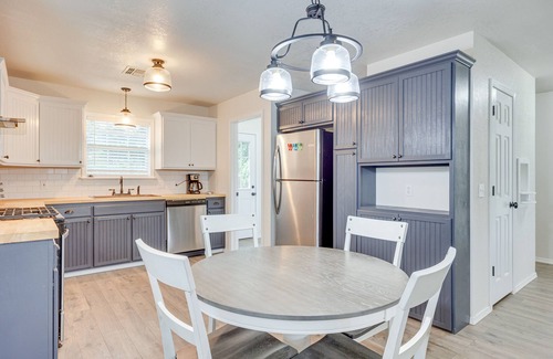 Mangum House | Updated Home w/Yard ~ 14 Mi to Quartz Mountain!
