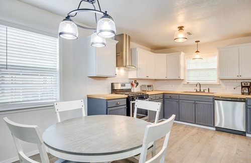 Mangum House | Updated Home w/Yard ~ 14 Mi to Quartz Mountain!