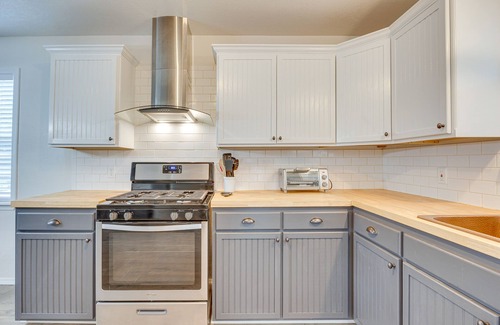 Mangum House | Updated Home w/Yard ~ 14 Mi to Quartz Mountain!