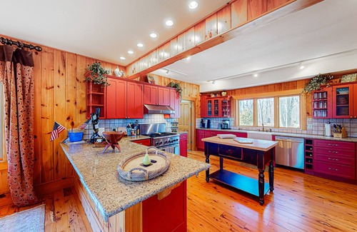 Sapphire House | Updated mountain view cabin with vaulted ceilings, large deck, & chef's kitchen