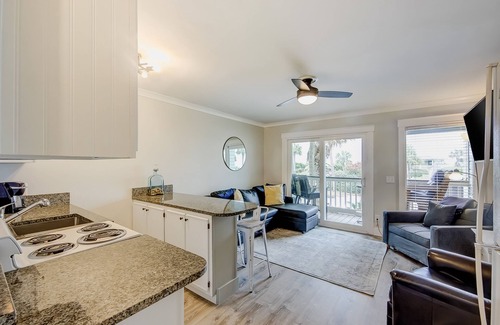 Isle of Palms Condo | Updated oceanfront condo with balcony, AC, WiFi, pool, pier, & beach access