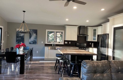 Fond du Lac House | Updated private lake home-minutes from Fond du Lac, 20 minutes from EAA.