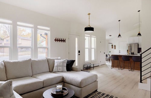 Castle Rock House | Updated & Spacious 5-bedroom house with Views of the Rock and Mountains