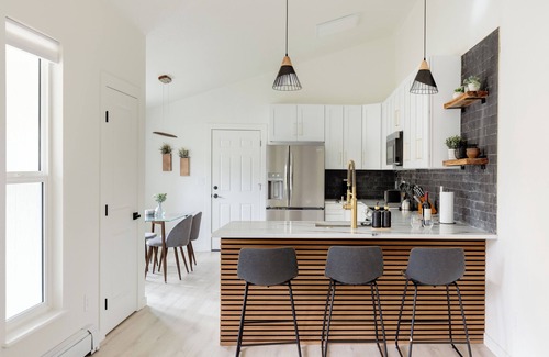 Castle Rock House | Updated & Spacious 5-bedroom house with Views of the Rock and Mountains