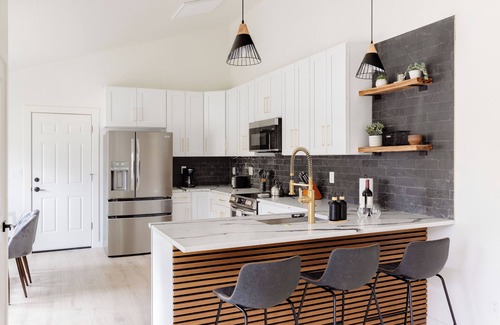 Castle Rock House | Updated & Spacious 5-bedroom house with Views of the Rock and Mountains
