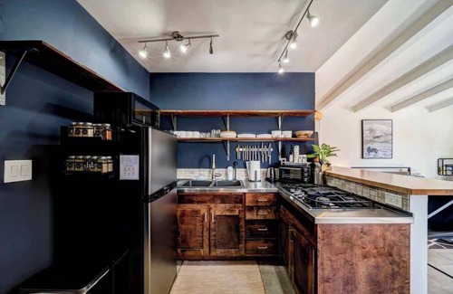 Redding House | Updated Studio near Central Redding w/Hot Tub