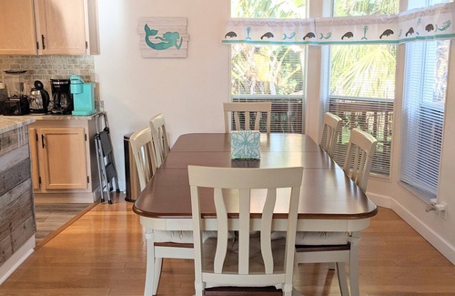 Weeki Wachee Gardens House | Updated waterfront home, great manatee viewing, dock, 5 minute paddle to river!