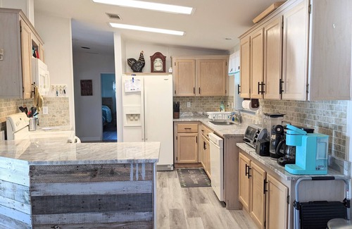 Weeki Wachee Gardens House | Updated waterfront home, great manatee viewing, dock, 5 minute paddle to river!