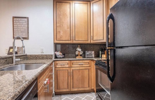 Mammoth Vista Condo | Upgraded Cozy Condo by Eagle Lodge &Covered Garage