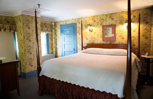 Oxford Hotel | Upgraded King at Boutique Hotel, Private Beach, Walk to Restaurants & Shops