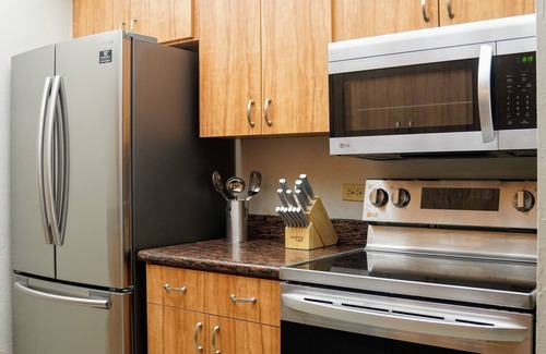 Maili House | Upgraded Makaha remote work and surf oceanfront condo