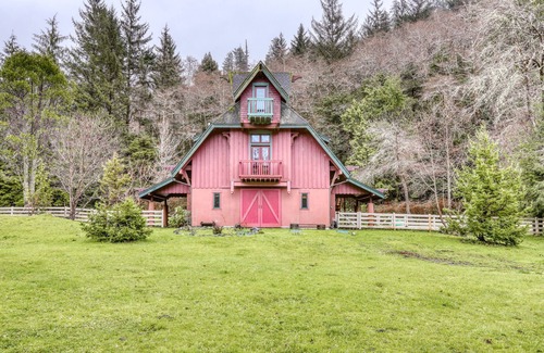 Berry Glenn Apartment | Upgraded two-story loft with mountain views and gas fireplace