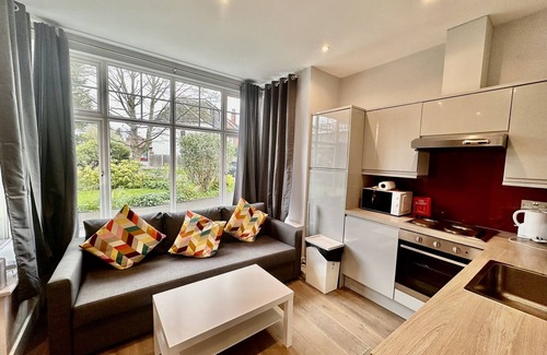St. Andrew's Apartment | Upminster Bridge Station Excel House