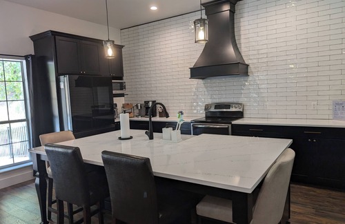 Maryville House | Upscale 2 Bed/2.5 Bath w/Lighted Pickleball Court&Fiber Internet near the Dragon