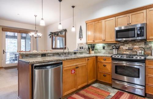 Woodwinds House | Upscale 4 Bed, 3 Bath at the Woodwinds with Amazing Mountain Views and Golf Course Access and private hot tub and garage sleeps 10