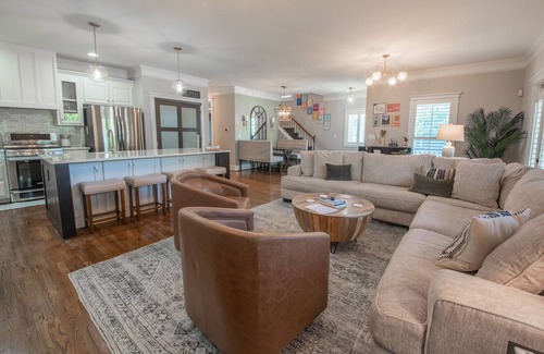 Athens House | Upscale 4BR Walk to Stadium and Downtownn