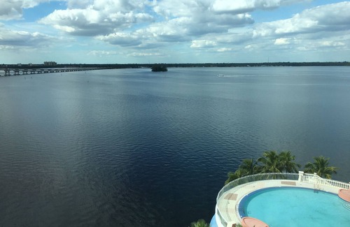 East 1st Street Condo | Upscale 9th Floor Water-Front 3 Br Condo In Downtown Fort Myers: 30 day minimum