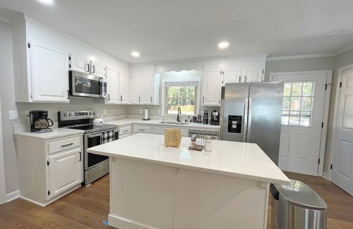 Newell House | Upscale Classy Cozy Fun 6King