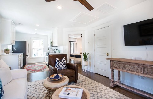 Old Village House | ★Upscale★ Couple's Retreat - Beach & Downtown CHS