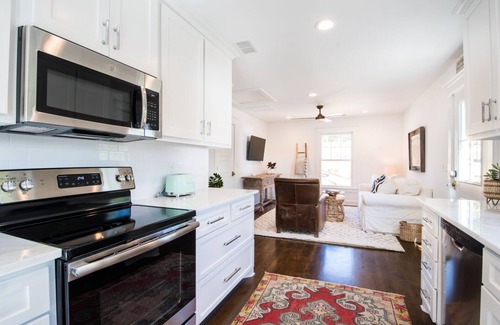 Old Village House | ★Upscale★ Couple's Retreat - Beach & Downtown CHS