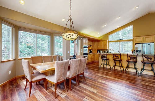 North Upper Truckee House | Upscale house with 2 living areas, open layout, hot tub, backyard, & luxe suite