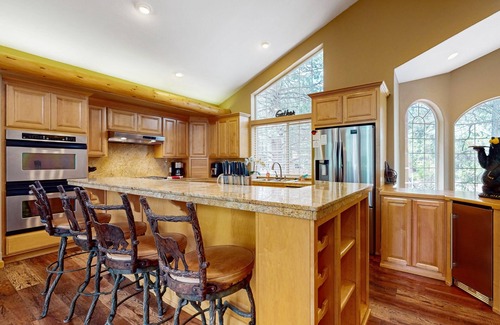 North Upper Truckee House | Upscale house with 2 living areas, open layout, hot tub, backyard, & luxe suite