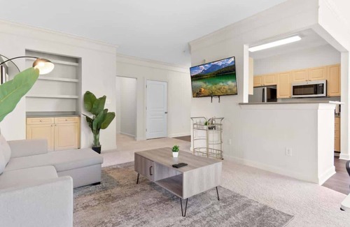 Cary Apartment | Upscale King 2BR Suite Mins Downtown Raleigh!