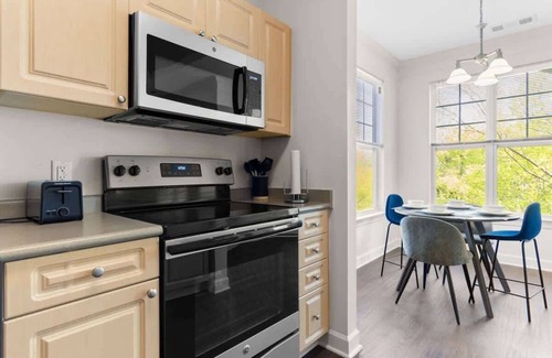 Cary Apartment | Upscale King 2BR Suite Mins Downtown Raleigh!