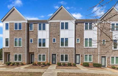 Southwest Raleigh House | Upscale King 3BR Townhouse Mins to Downtown!
