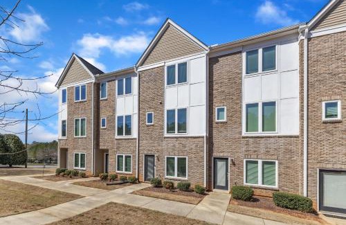 Southwest Raleigh House | Upscale King 3BR Townhouse Mins to Downtown!
