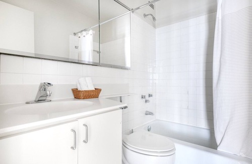 Lake View East Apartment | Upscale Lakeview Studio w/ Rooftop Pool near Wrigley Field, by Blueground