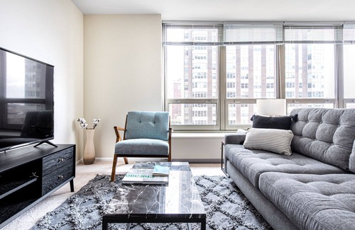 Lake View East Apartment | Upscale Lakeview Studio w/ Rooftop Pool near Wrigley Field, by Blueground