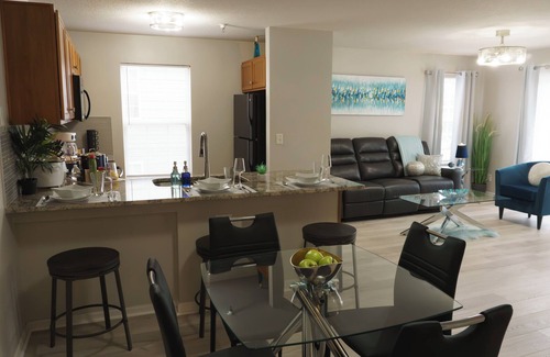 Kansas City Condo | Upscale Long Stay: King Bed-WiFi-Pet OK-Washer/Dryer-AC-16mi->Arrowhead-North KC