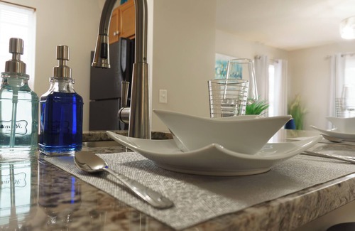 Kansas City Condo | Upscale Long Stay: King Bed-WiFi-Pet OK-Washer/Dryer-AC-16mi->Arrowhead-North KC