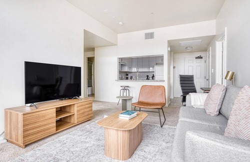 Evergreen Park Apartment | Upscale Palo Alto 2BR w/W/D & Pool, walk to Pinterest, by Blueground
